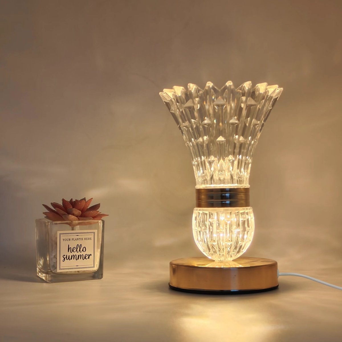 CrystalGlow Elegant LED-bordlampe – Dæmpbart lys for omgivende elegance