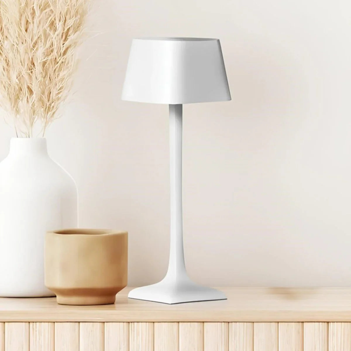 LumaLine - Slank elegance bordlampe med cylindrisk skærm